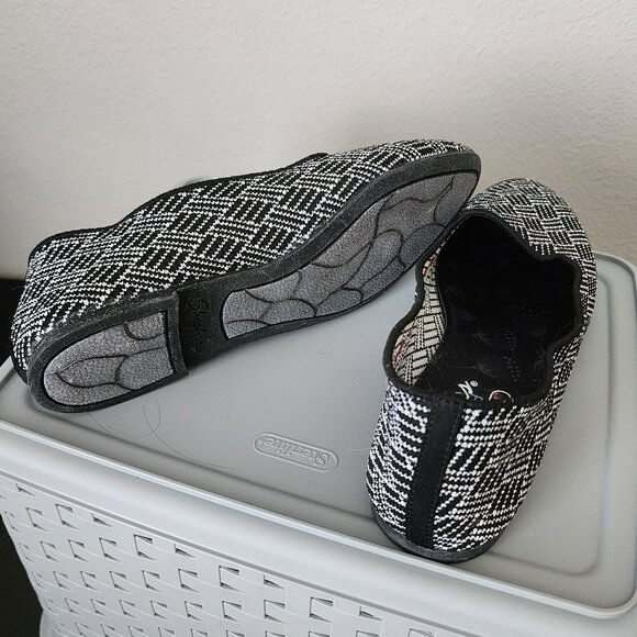 Skechers Cleo "Huntington" Black & White Print Knit Flats Women's Size 8 - Picture 5 of 5
